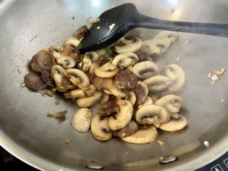 芦笋炒蘑菇➕芦笋蘑菇炒香肠,口蘑慢慢出水，继续翻炒到水基本收干