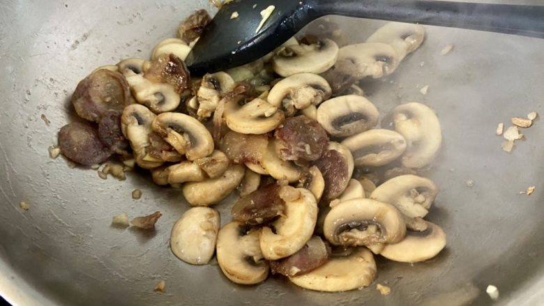 芦笋炒蘑菇➕芦笋蘑菇炒香肠,口蘑慢慢出水，继续翻炒到水基本收干