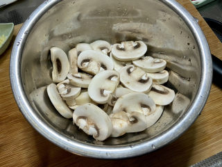 芦笋炒蘑菇➕芦笋蘑菇炒香肠,口蘑切厚片