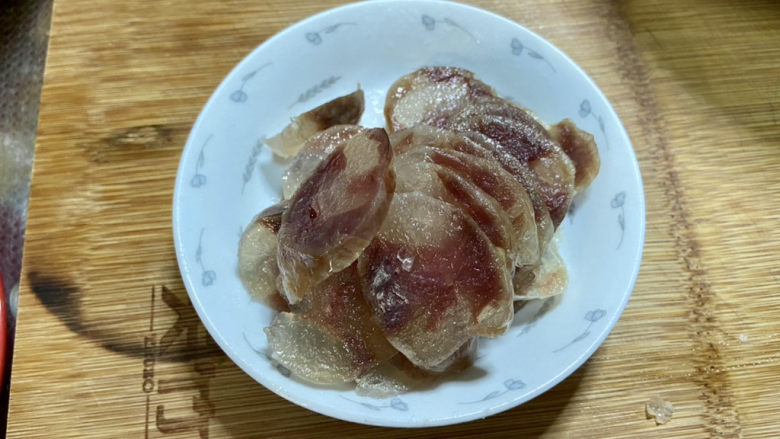 芦笋炒蘑菇➕芦笋蘑菇炒香肠,腊肠切薄片