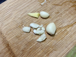 芦笋炒蘑菇➕芦笋蘑菇炒香肠,蒜剥皮姜洗净