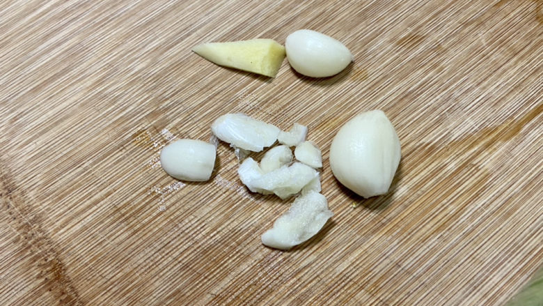 芦笋炒蘑菇➕芦笋蘑菇炒香肠,蒜剥皮姜洗净