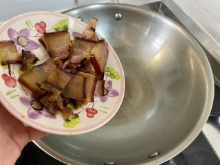 香椿炒腊肉,热锅后，倒入少许食用油，下腊肉小火煸炒出油脂
