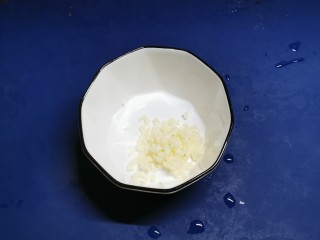 剁椒皮蛋,蒜碎放入碗中。