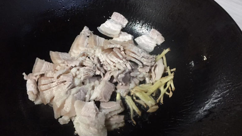 蒜苔回锅肉,将五花肉下锅煸炒