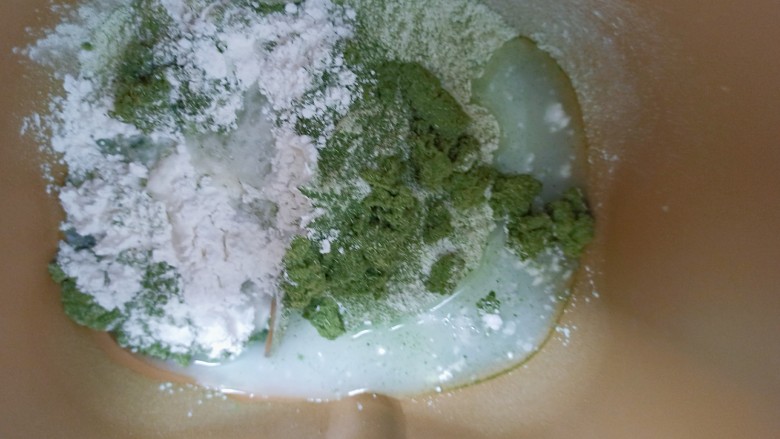 艾草青团,加入热水搅拌均匀，揉成面团