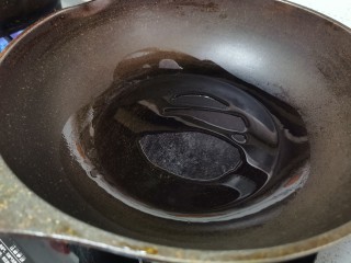 香椿炒蛋,起锅烧油