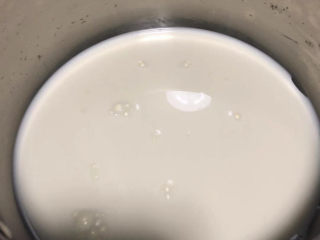 伯爵红茶奶冻,奶锅中倒入牛奶。