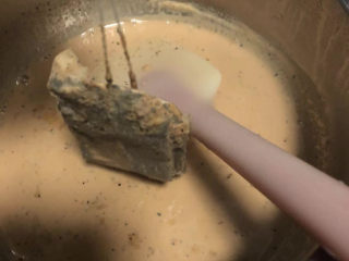 伯爵红茶奶冻,让茶叶和牛奶融合，取出茶包。
