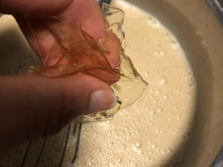 伯爵红茶奶冻,冷却至温热时，放入吉利丁片。