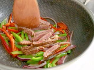 黑椒牛肉意面,加入一勺盐调味，加入牛排条继续翻炒