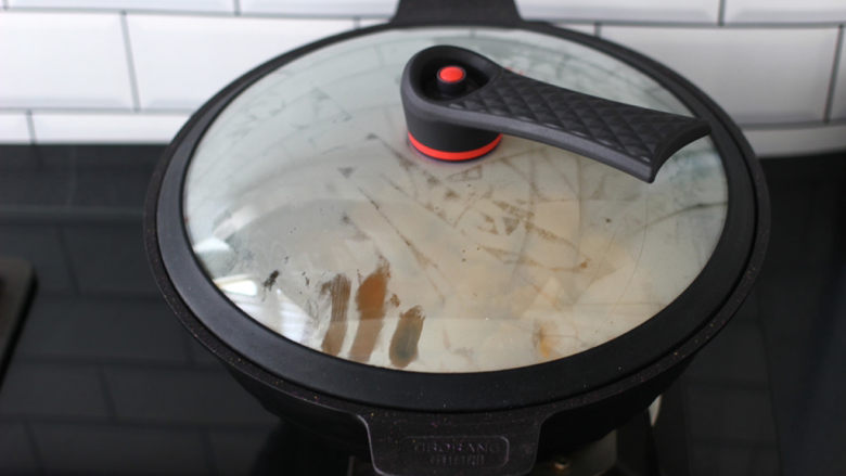 香煎孜然鸡块,盖上锅盖小火慢慢煎至。