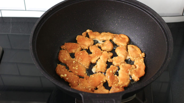 香煎孜然鸡块,锅中刷油烧热，放入腌制好的鸡块。