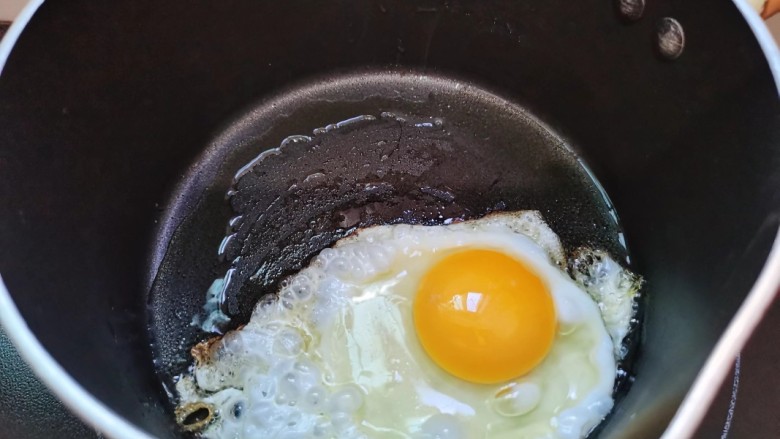 番茄米线,鸡蛋下锅煎至成形捞出