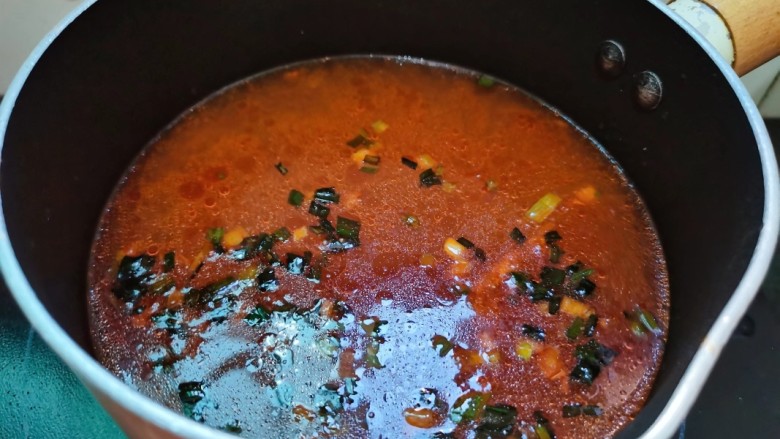 番茄米线,加入适量的开水煮开