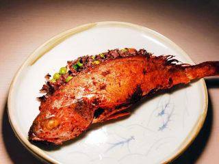 鱼包饭,把炒好的米饭包入红糟黄瓜鱼中。