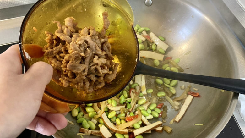 小炒毛豆➕毛豆干子炒肉丝,加入肉丝翻炒均匀