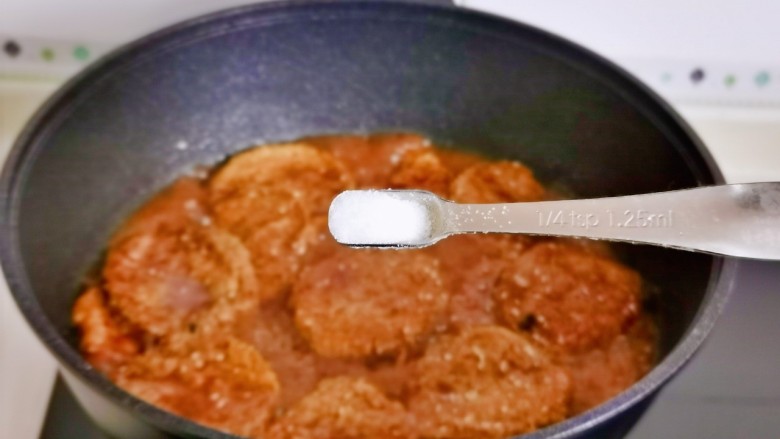 红 烧 素 鸡,按个人口味加入盐，转小火煮2分钟。