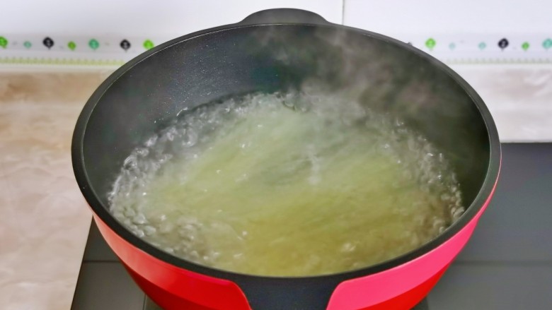 酸汤米线,水烧开后下粉，中火煮，可以多次淋入冷水。