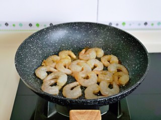 糖醋虾,起油锅，加入腌制好的虾仁小火煸炒。