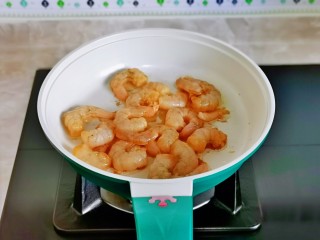什锦虾仁,平底锅中刷油，倒入腌制好的虾仁，炒熟盛出备用。