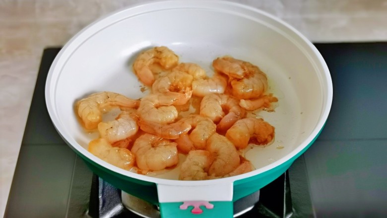 什锦虾仁,平底锅中刷油，倒入腌制好的虾仁，炒熟盛出备用。