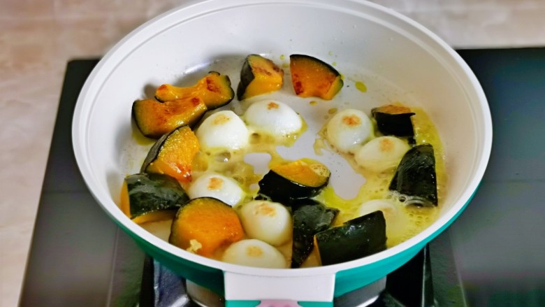 什锦虾仁,不粘锅中刷油，放入南瓜，鹌鹑蛋煎至微黄盛出备用。