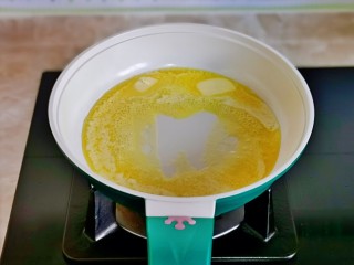 什锦虾仁,黄油倒入锅中小火融化。