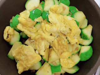 西葫芦炒鸡蛋,放入炒好的鸡蛋，可以撒上少许黑胡椒碎。