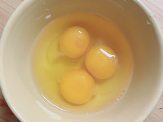 西葫芦炒鸡蛋,准备好鸡蛋。
