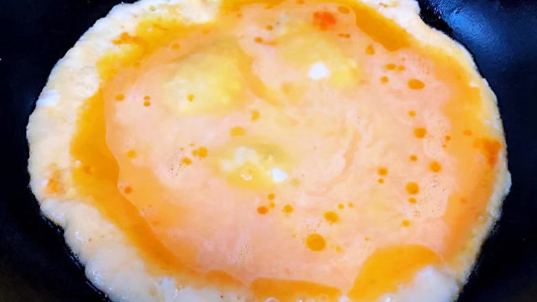 西葫芦炒鸡蛋,锅中倒入适量底油加热后淋入打散的蛋液炒至鸡蛋八成熟