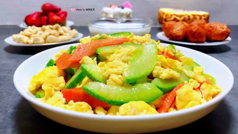西葫芦炒鸡蛋,营养丰盛的早餐会给家人带来一天满满的正能量噢