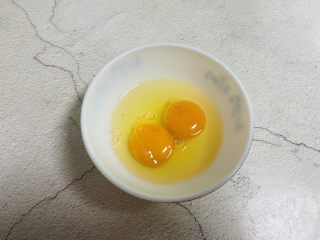芦笋炒鸡蛋,鸡蛋打入碗中