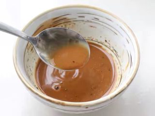 黑椒牛肉意面,取一个小碗加入生抽、蚝油、玉米淀粉、黑胡椒碎和清水混合搅拌均匀。