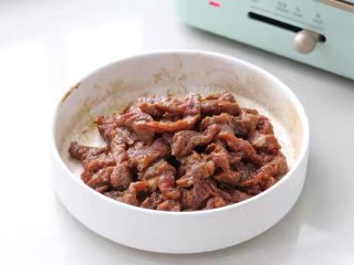 黑椒牛肉意面,抓拌均匀使之入味，放置一旁腌制十分钟。