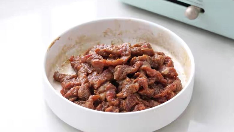 黑椒牛肉意面,抓拌均匀使之入味，放置一旁腌制十分钟。