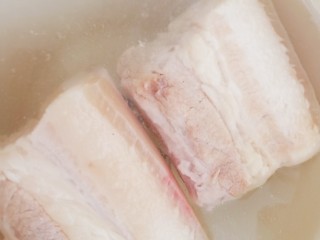 蒜苗回锅肉,煮好的五花肉用冷水浸泡冲洗一下。