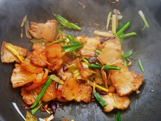 蒜苗回锅肉,加入一勺豆瓣酱翻炒均匀。