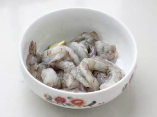 什锦虾仁,放进大碗中加入姜片、料酒、少许盐和白胡椒粉，抓揉均匀腌制十分钟入味。
