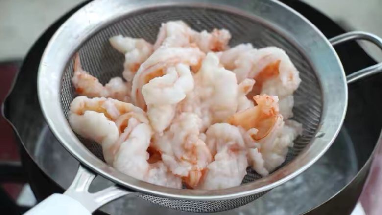 什锦虾仁,锅中烧开水，放入敲好的虾仁烫至变色立刻捞出。