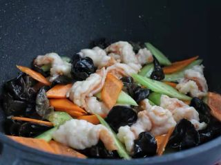 什锦虾仁,接着把焯烫好的虾仁放进锅中，混合翻炒均匀沿着锅边淋入水淀粉。