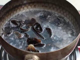 什锦虾仁,再将黑木耳也用开水烫煮3-5分钟，捞出沥水备用。