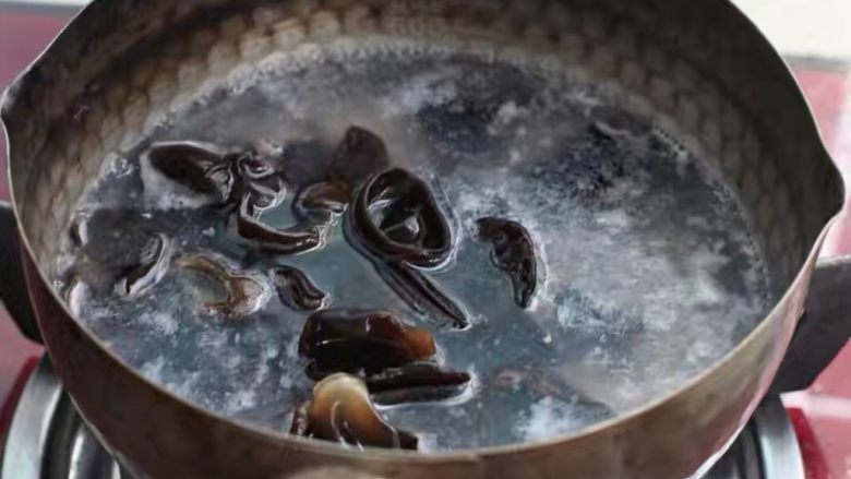 什锦虾仁,再将黑木耳也用开水烫煮3-5分钟，捞出沥水备用。