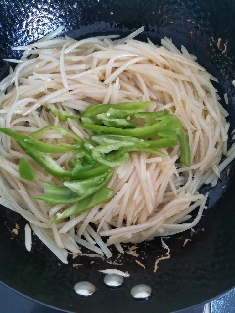 青椒土豆丝盖浇饭,8分熟加入青椒丝