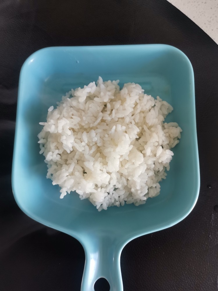 青椒土豆丝盖浇饭,小盘子中加入适量的米饭