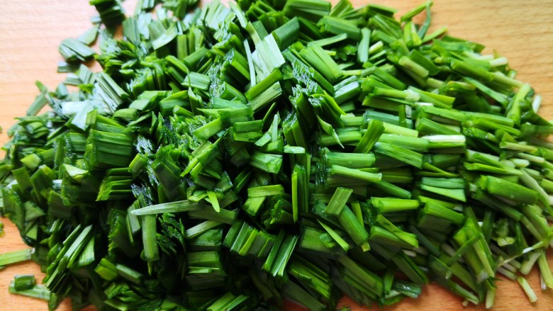 韭菜炒蚕豆,切小段备用