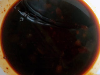 锡纸金针菇,一品鲜酱油、蚝油、糖、涝汁搅拌均匀