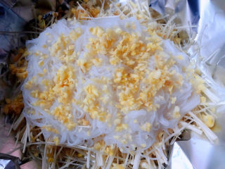 锡纸金针菇,蒜去皮洗净剁成碎粒均匀的撒在粉丝上面
