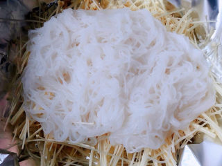 锡纸金针菇,粉丝用剪刀拦几下摆放在金针菇上面