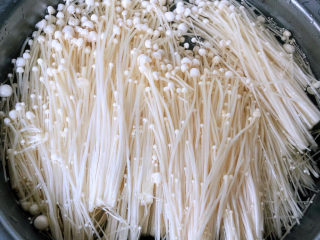 锡纸金针菇,新鲜的金针菇去根掰成小朵放入清水中浸泡一会儿